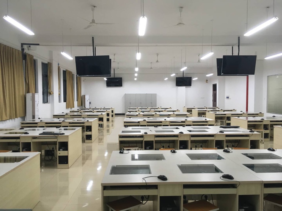 本中心一共有4间专业实验室,其中已建成专业实验室有2间,分别是会计